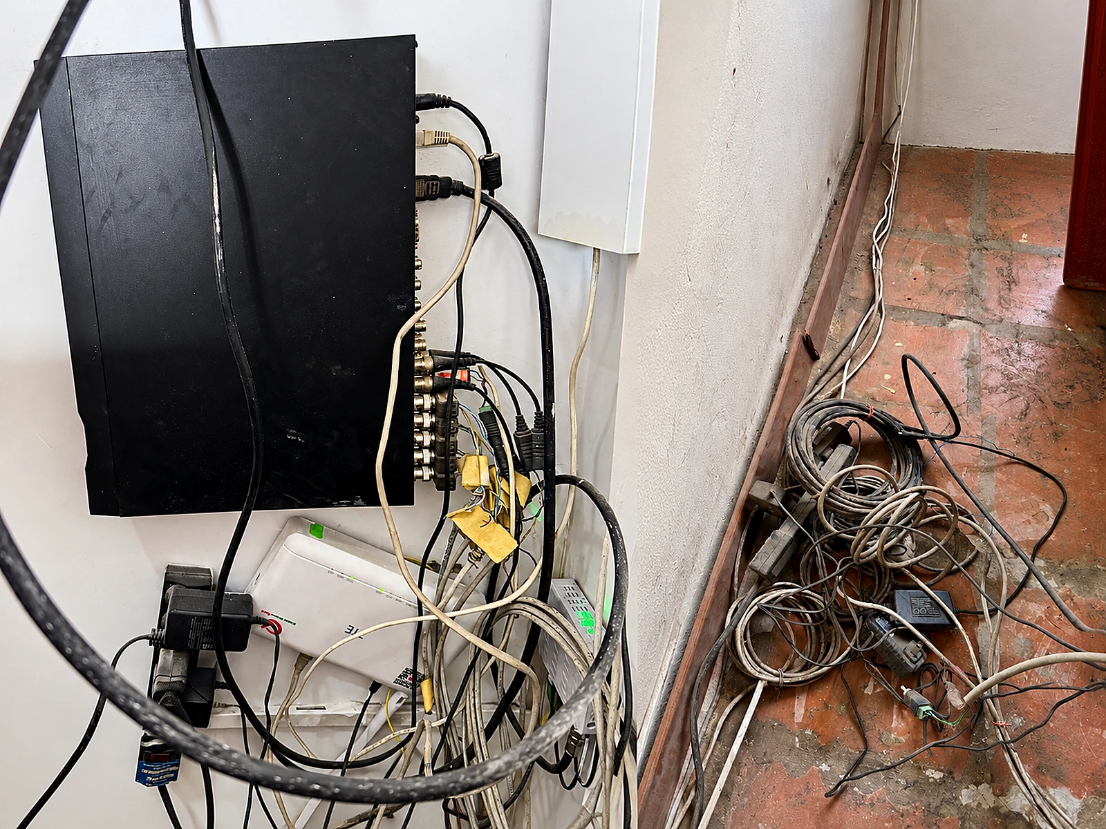 Instalación CCTV improvisada con cableado y equipos desordenados