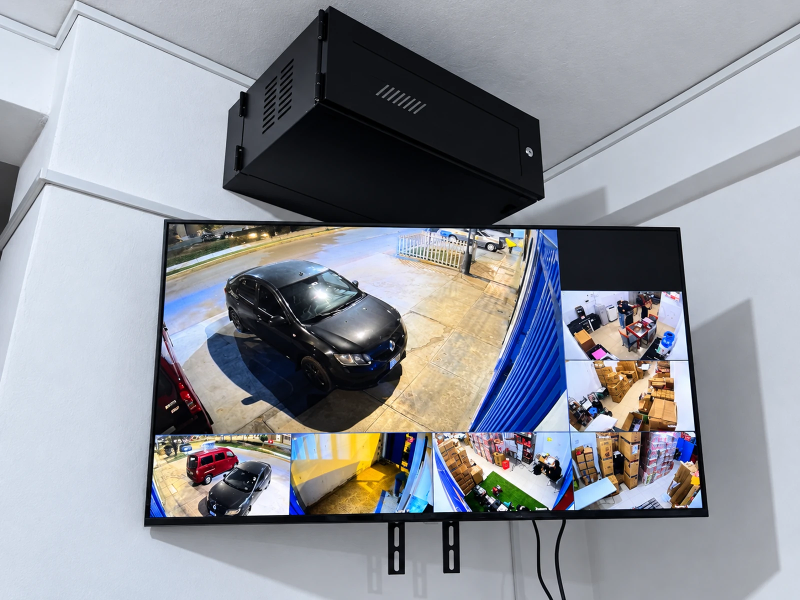 Después: sistema CCTV organizado con gabinete mural y monitor