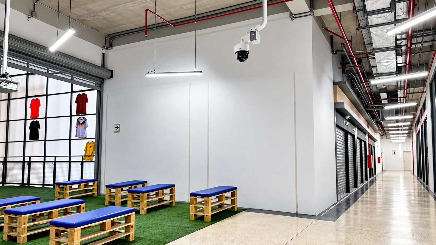 Instalación de cámara CCTV en espacio comercial industrial
