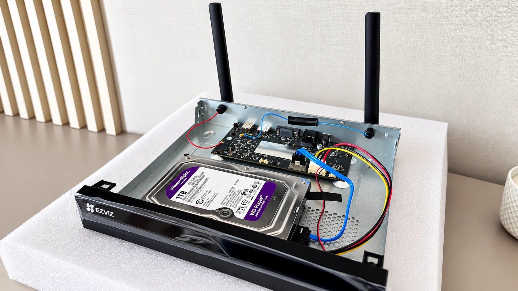 Grabador NVR abierto con disco duro de videovigilancia