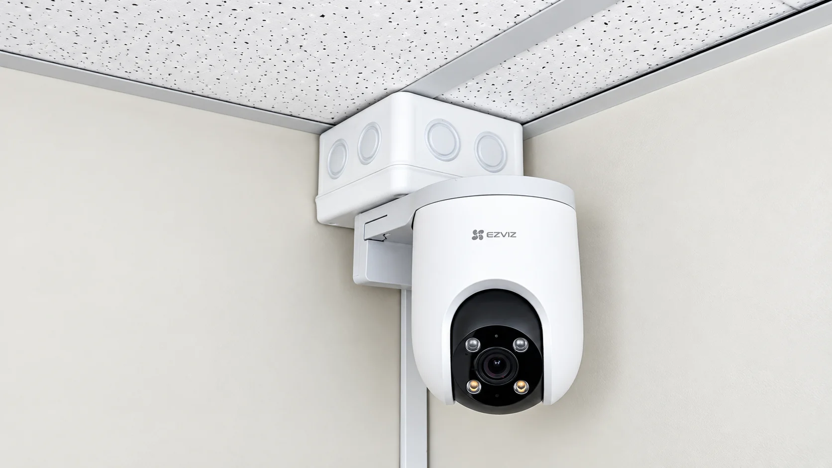 Cámara de seguridad instalada en techo interior