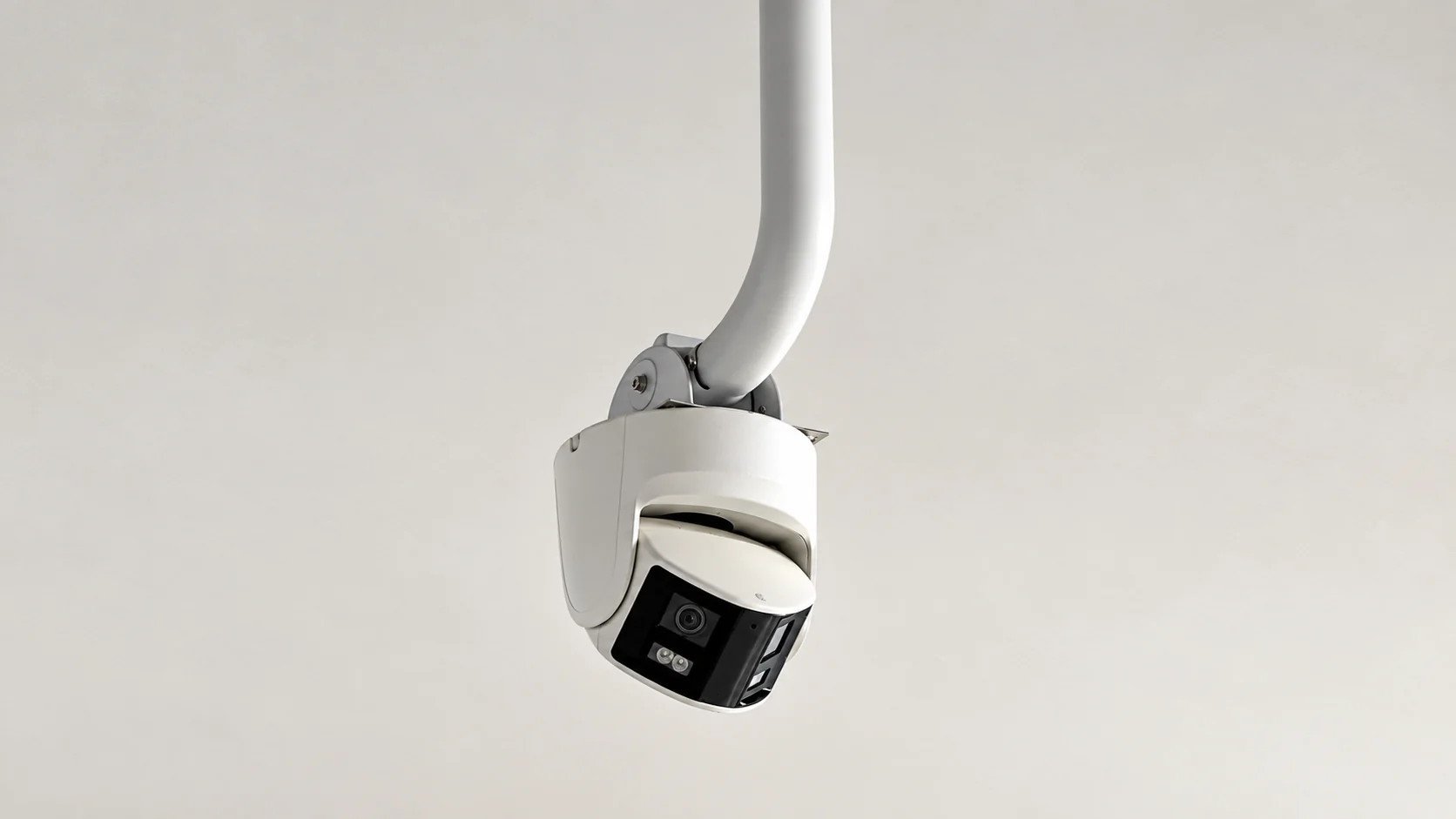 Cámara CCTV instalada en techo con soporte profesional
